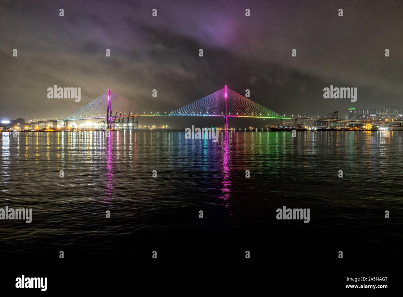 Le pont de Gwangan ou pont de diamant la nuit vu de la plage de Gwangalli, Busan, nuages brillants, couleurs arc-en-ciel, Corée du Sud Banque D'Images