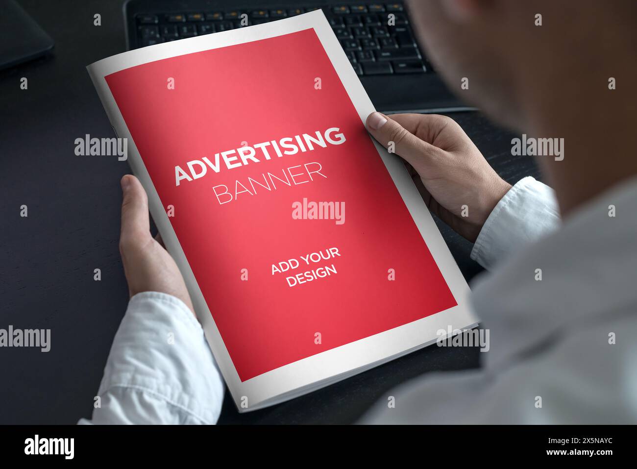 Main tenant un journal publicité Magazine maquette brochure Banque D'Images