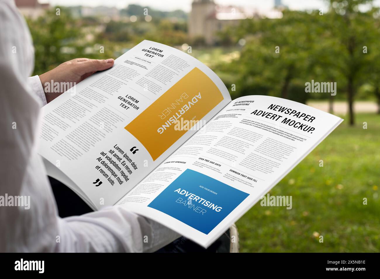 Main tenant un journal publicité Magazine maquette brochure Banque D'Images