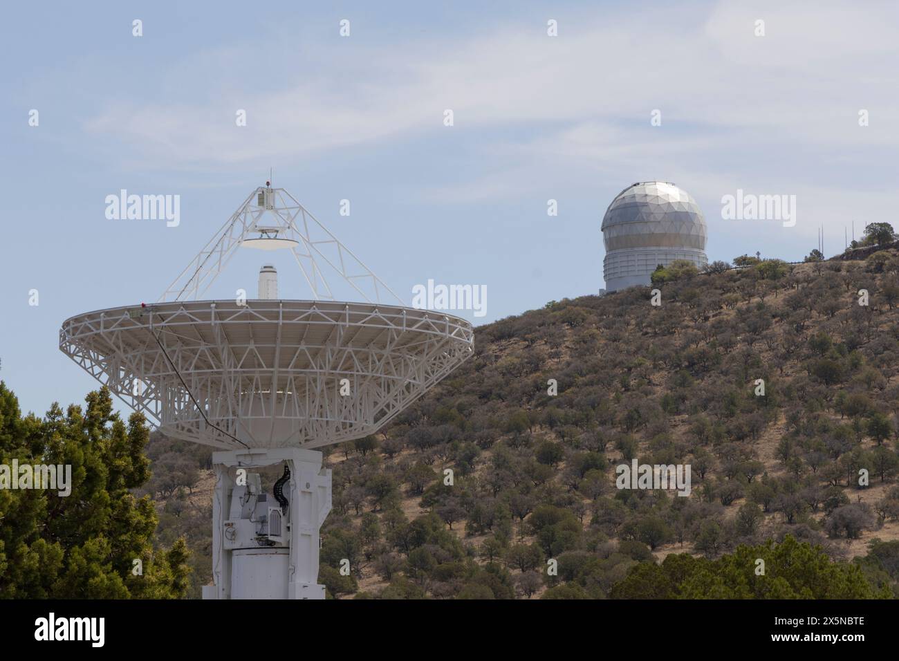 Fort Davis, Texas - 1er mai 2024 vue panoramique de l'équipement d'astronomie scientifique à l'Observatoire McDonald de Fort Davis, Texas Banque D'Images