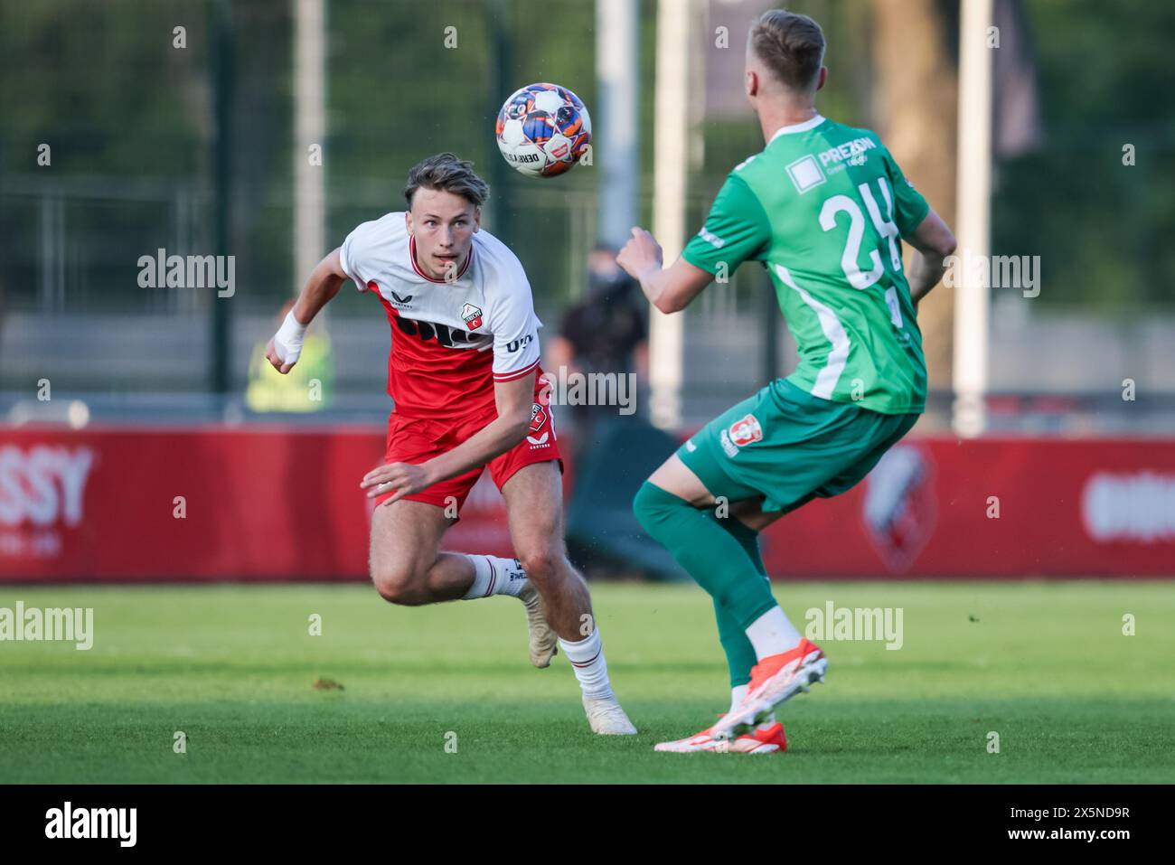 Utrecht, pays-Bas. 10 mai 2024. UTRECHT, 10-05-2024, Zoudenbalch, Keuken Kampioen Divisie, football néerlandais, saison 2023/2024, pendant le match Jong Utrecht - Dordrecht, Jong FC Utrecht joueur Jesse van de Haar, FC Dordrecht joueur Bartlomiej Smolarczyk crédit : Pro Shots/Alamy Live News Banque D'Images