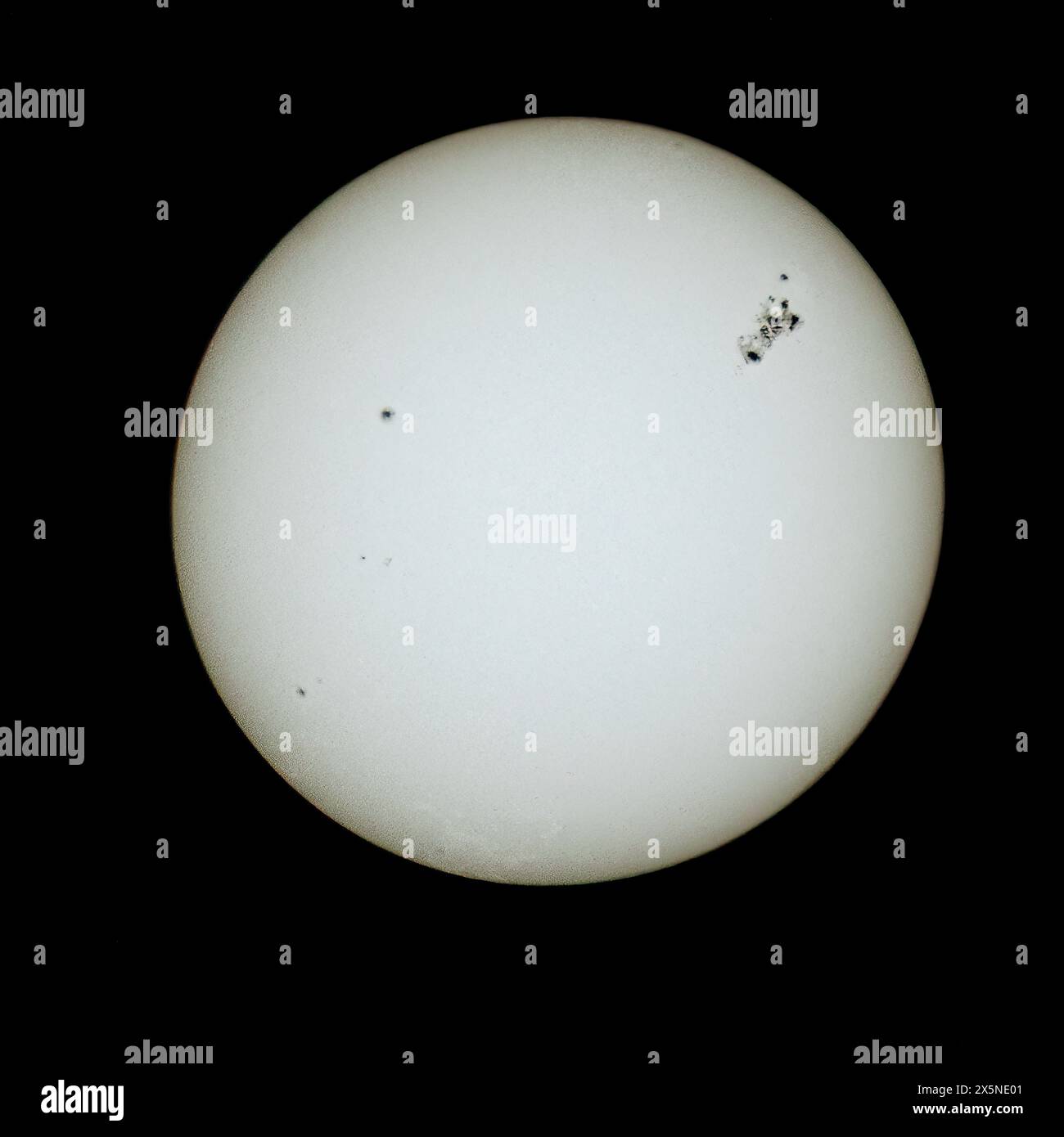 Taches solaires importantes sur le soleil pendant une période très active géomagnétiquement en 2024 avec activité tempête solaire G4 dans les prévisions. Banque D'Images