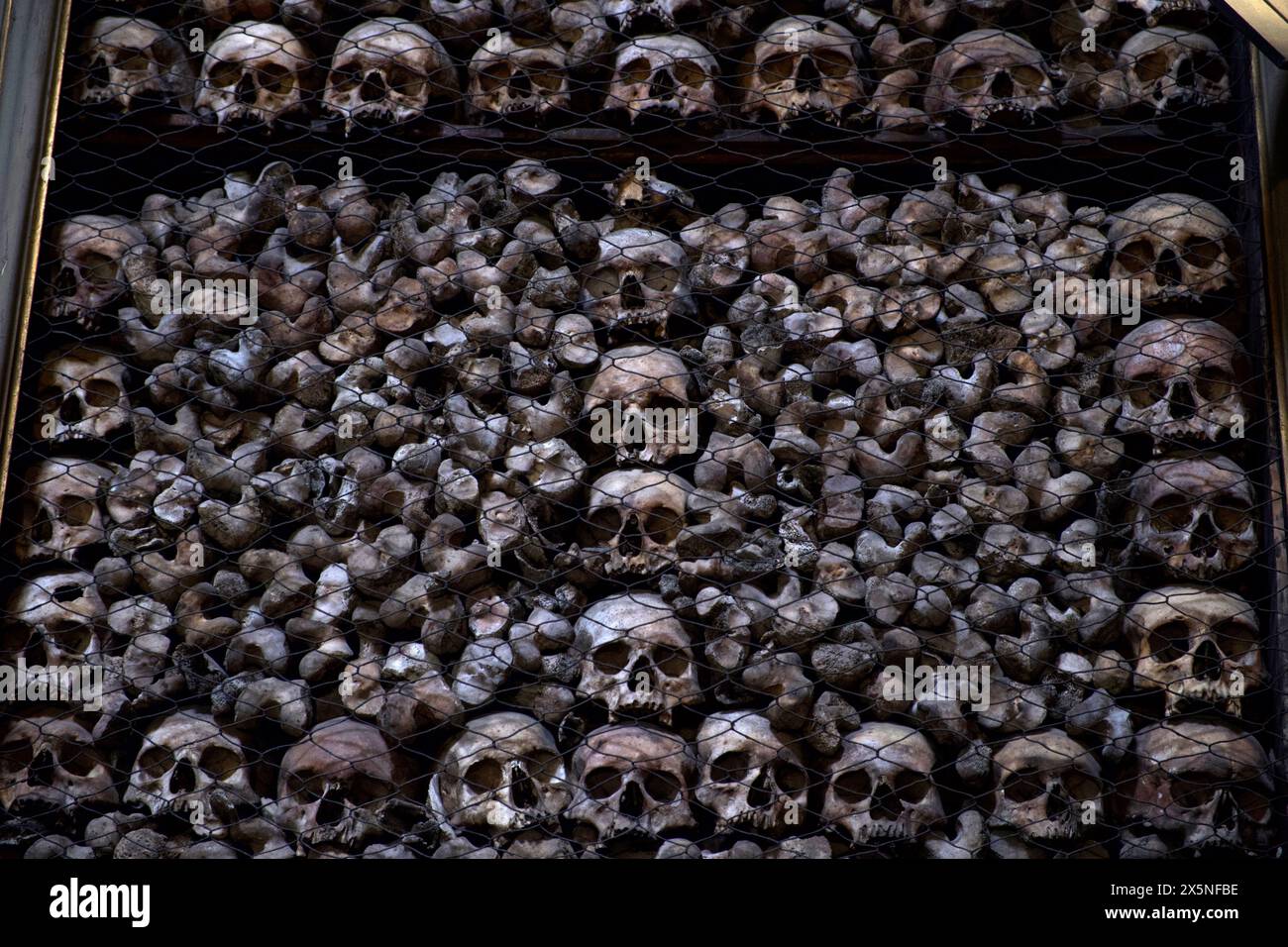 L'ossuaire - une petite chapelle latérale décorée de nombreux crânes humains et des os à San Bernardino alle Ossa est une église à Milan, en Italie Banque D'Images