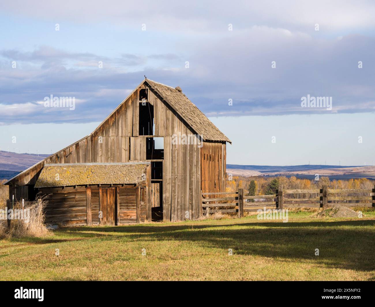 États-Unis, État de Washington, comté de Kittitas. Vieille grange en bois dans le comté de Kittitas. Banque D'Images