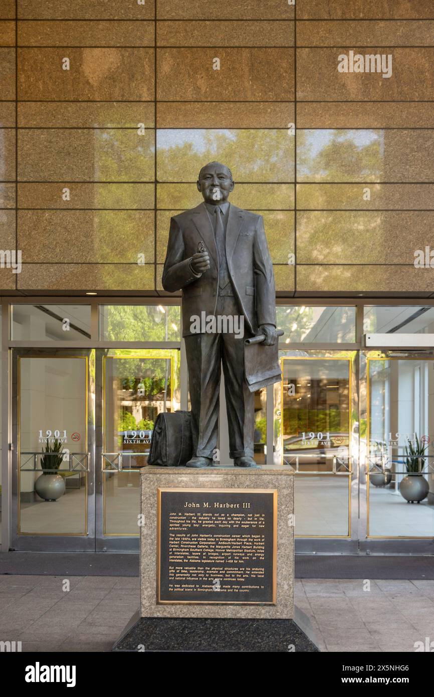 Statue de John Harbert dans l'entrée piétonne du gratte-ciel Regions Harbert Plaza dans le centre-ville de Birmingham, Alabama Banque D'Images