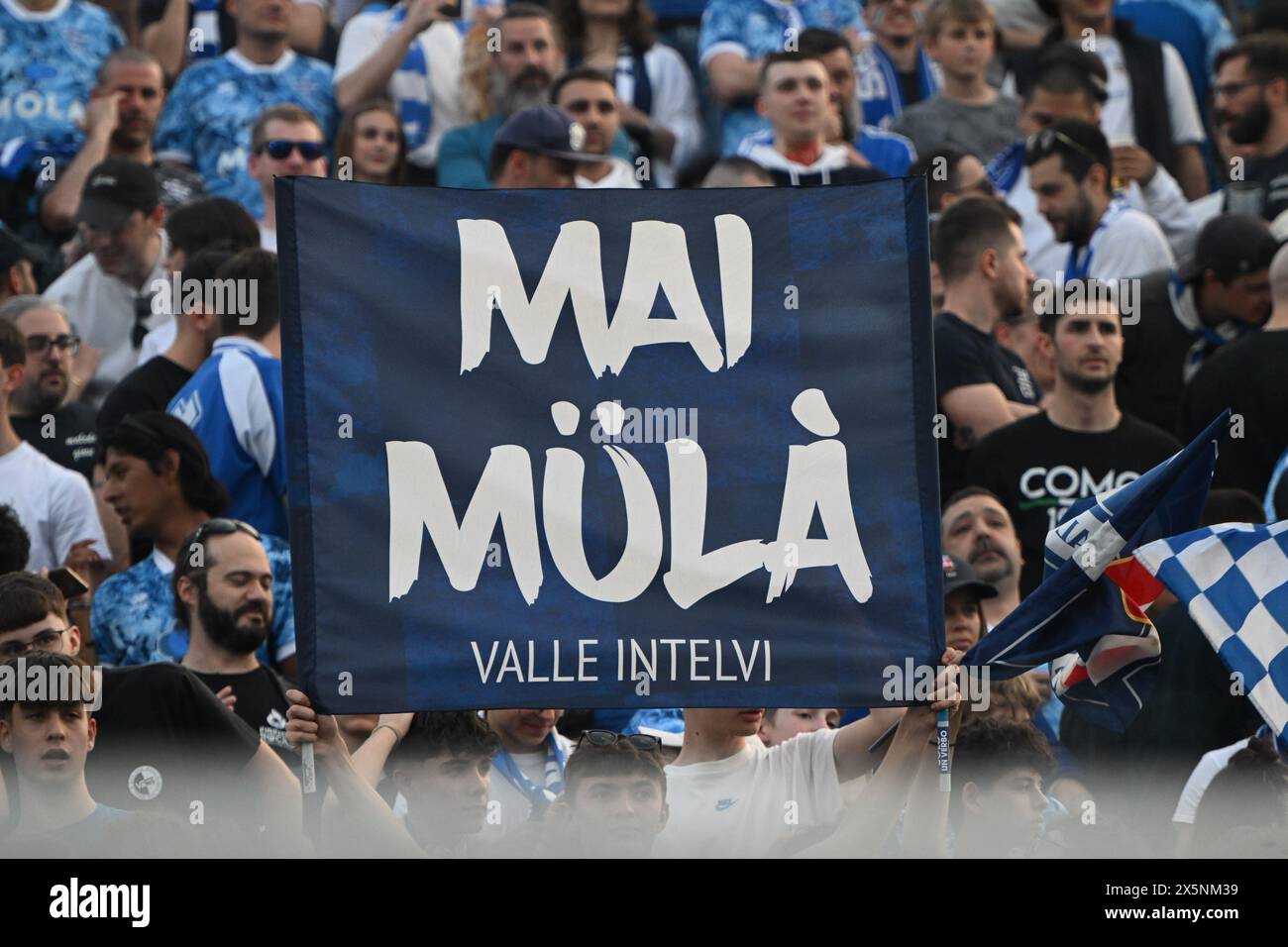 Les supporters de Calcio Como lors du match de football Serie B BKT entre Calcio Como et Cosenza Calcio le 10 mai 2024 au stade Giuseppe Senigallia de Côme, en Italie. Photo Tiziano Ballabio crédit : Tiziano Ballabio/Alamy Live News Banque D'Images