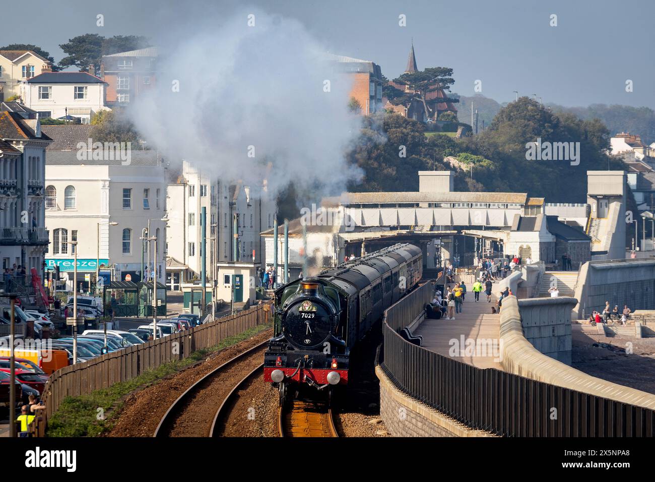 La magnifique locomotive à vapeur Clun Castle (GWR 4073, 7029) photographiée à Dawlish, Devon, en route de Bristol à Plymouth. Le train vise à br Banque D'Images