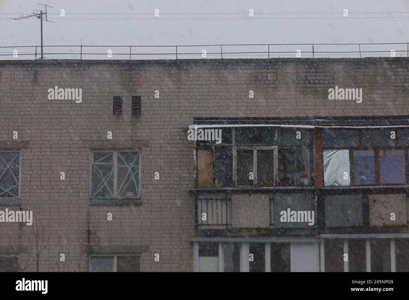 Fenêtres brisées, bâtiment détruit, jour d'hiver, première neige, première neige, ville abandonnée, atmosphère de ville dépressive, guerre en Ukraine Banque D'Images