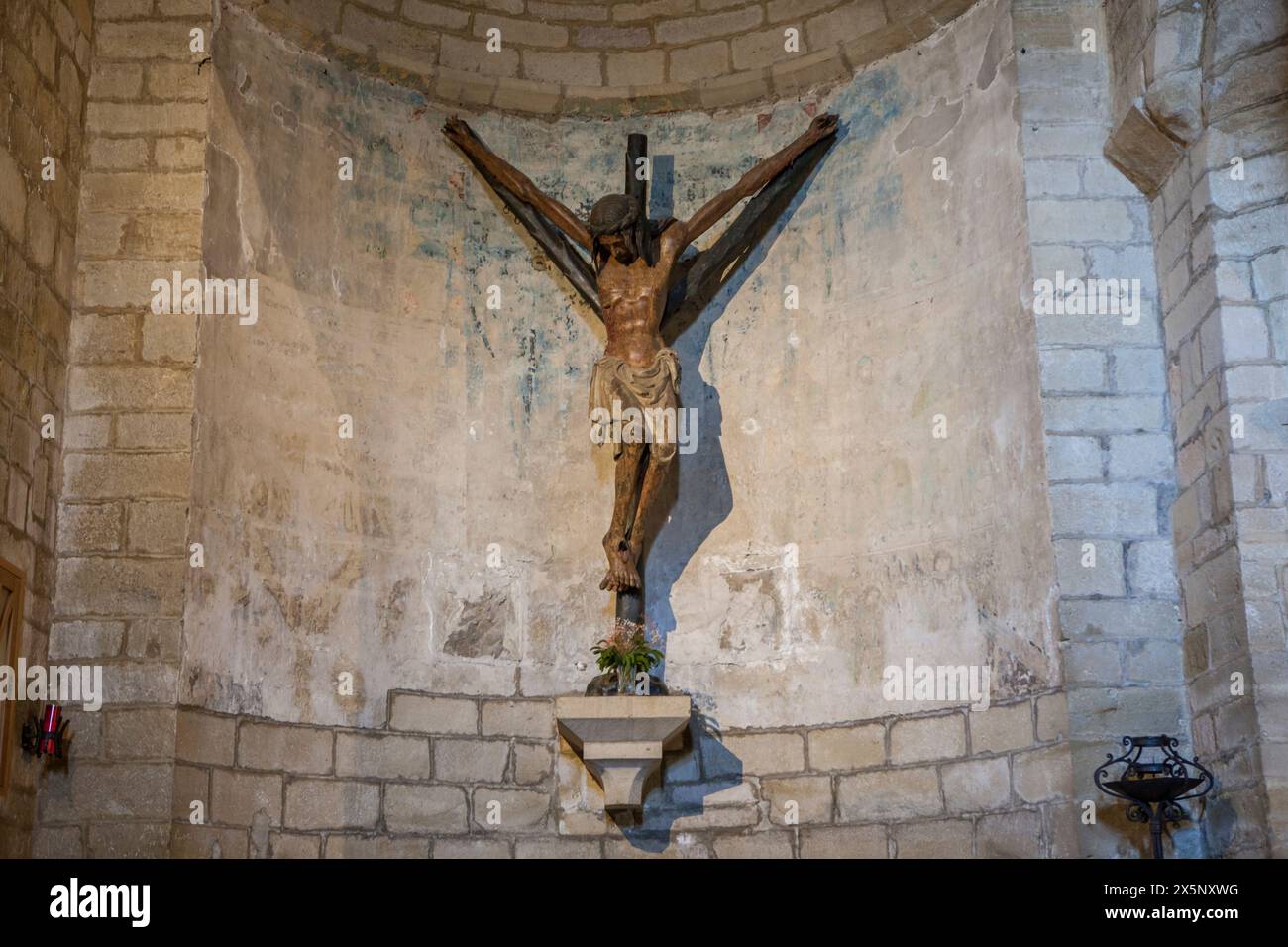 Gares, Espagne - 30 mars 2024 : Eglise de Crucifijo, Puente la Reina, Navarre, Espagne. Christ crucifié Banque D'Images