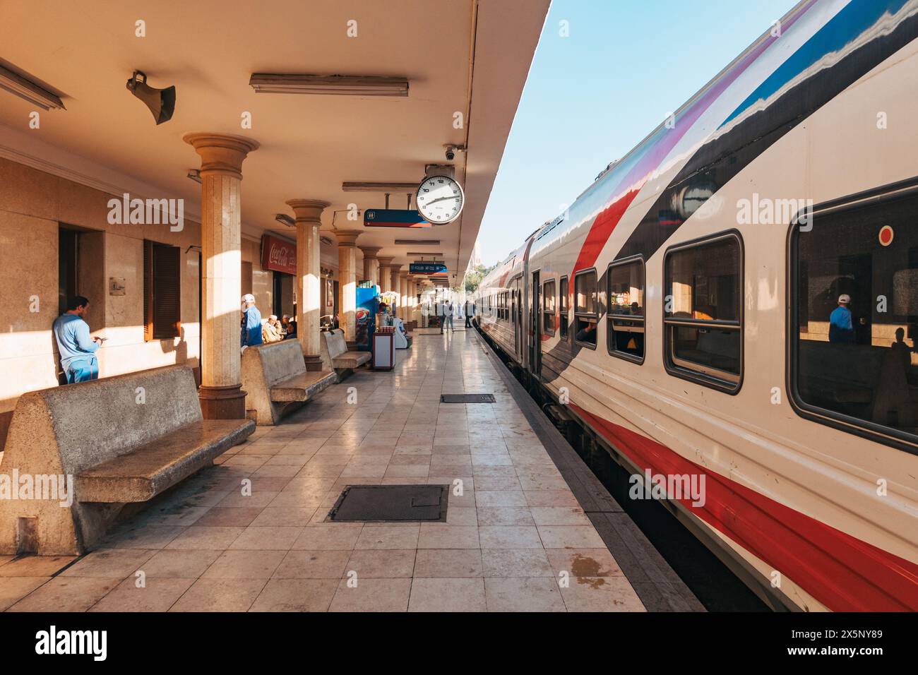 Un train des chemins de fer égyptiens arrive à la gare de Louxor Banque D'Images