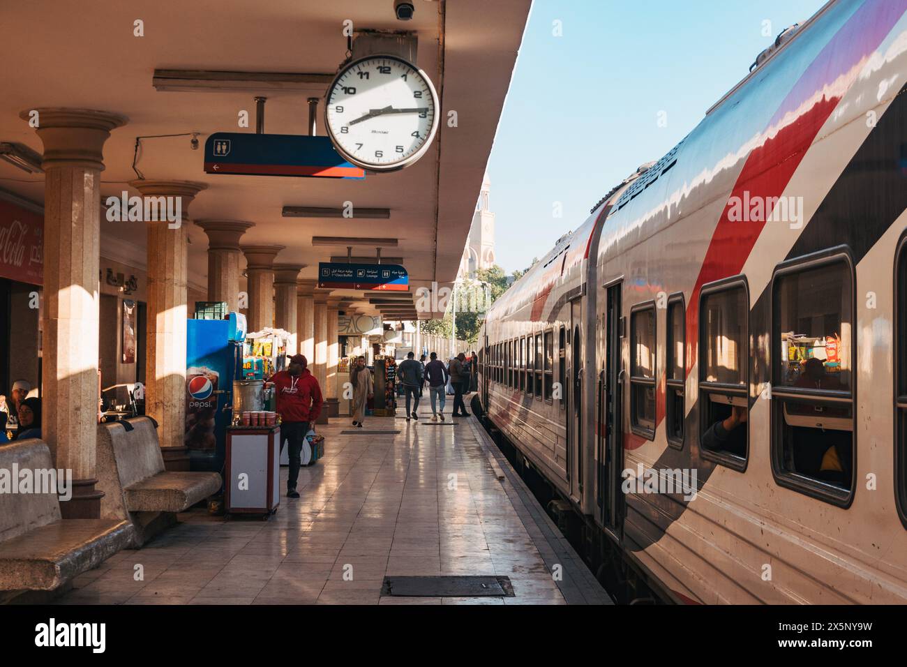 Un train des chemins de fer égyptiens arrive à la gare de Louxor Banque D'Images