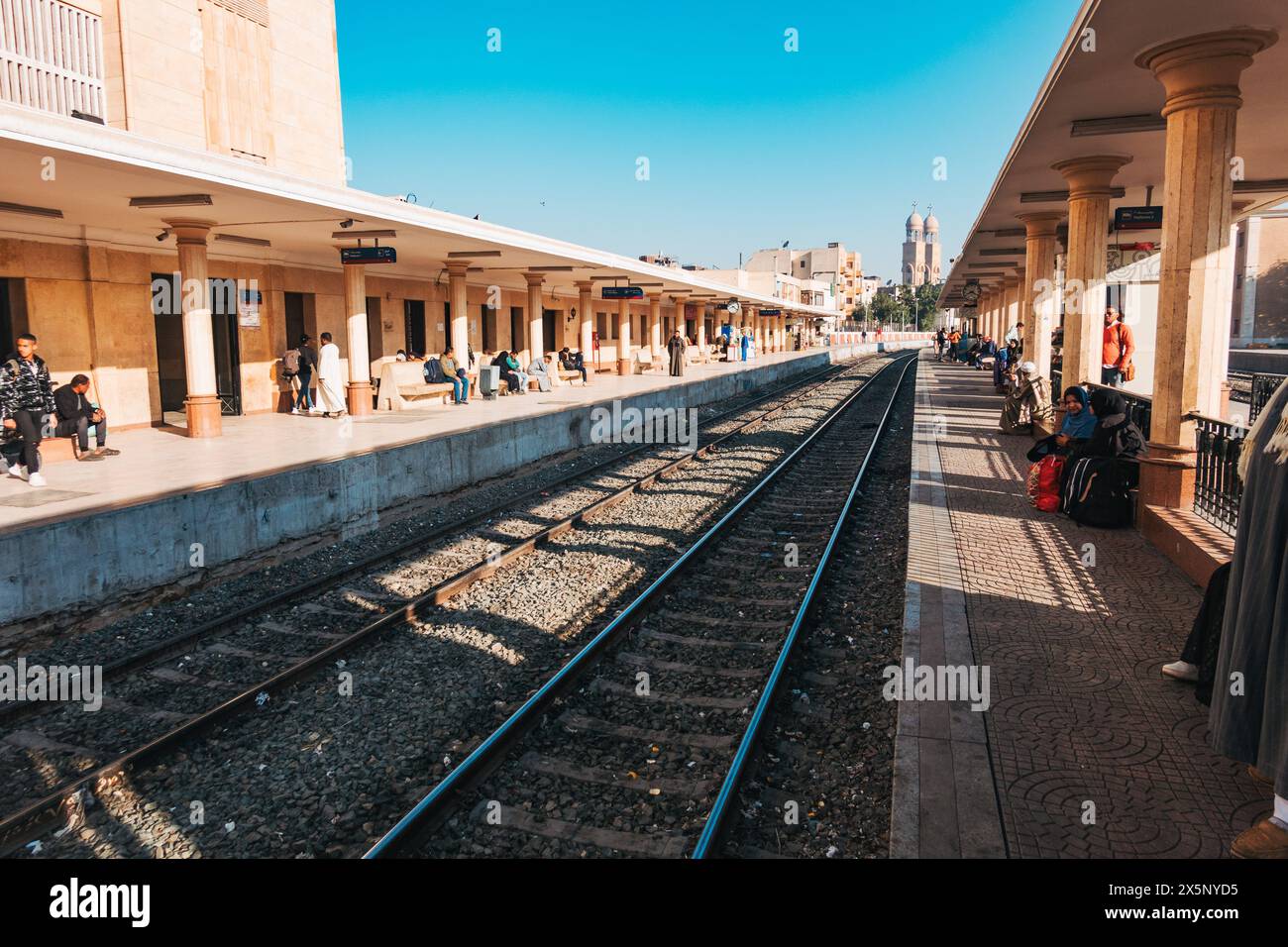Les passagers attendent sur le quai de train à la gare de Luxor Railways en Égypte Banque D'Images