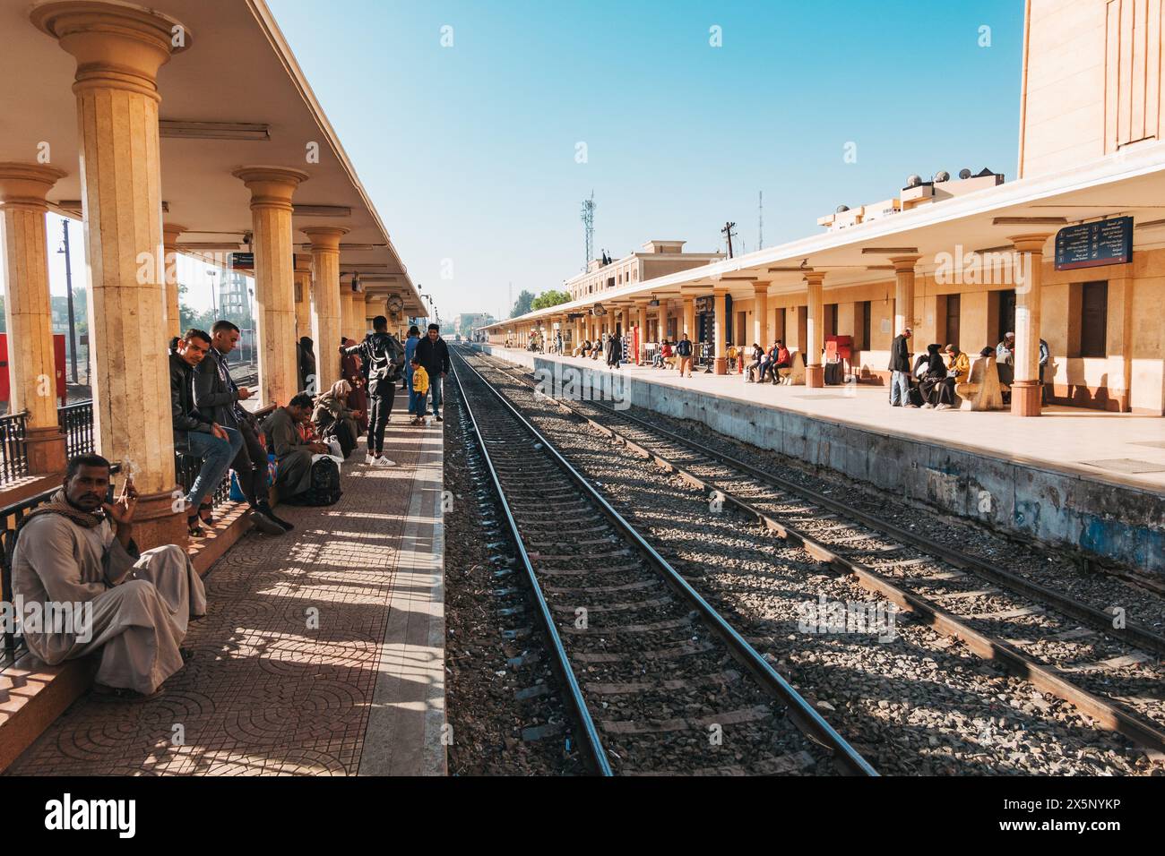 Les passagers attendent sur le quai de train à la gare de Luxor Railways en Égypte Banque D'Images