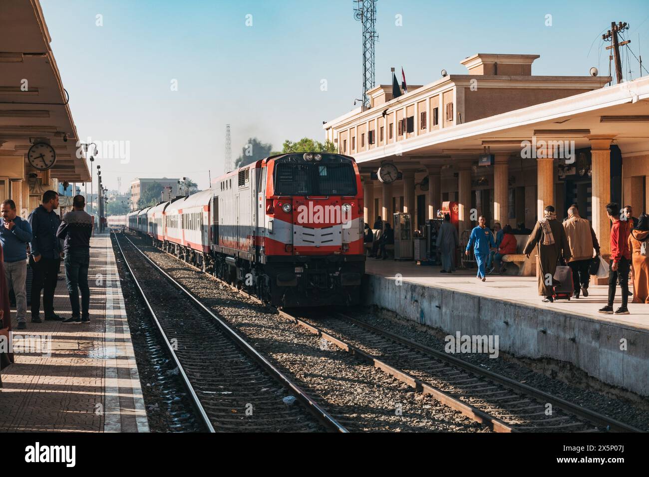 Un train des chemins de fer égyptiens arrive à la gare de Louxor Banque D'Images