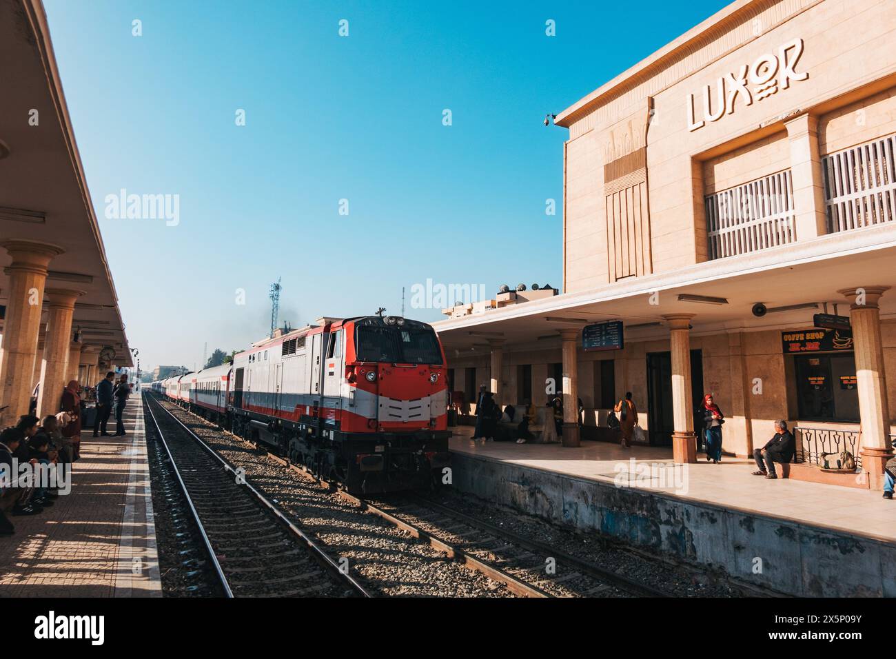 Un train des chemins de fer égyptiens arrive à la gare de Louxor Banque D'Images