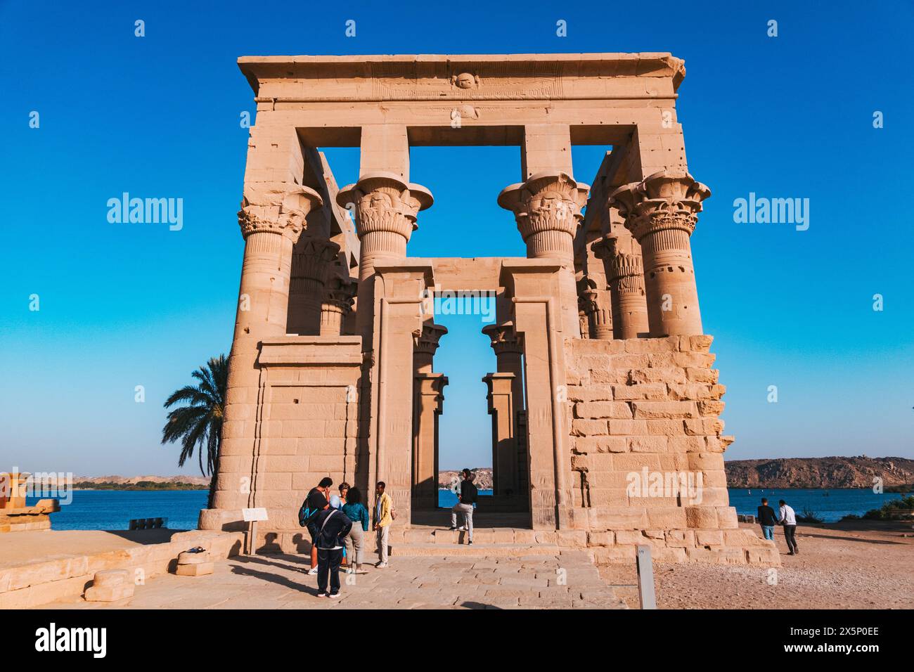 Touristes explorant le complexe du Temple Philae dans le Nil, Assouan, Egypte Banque D'Images