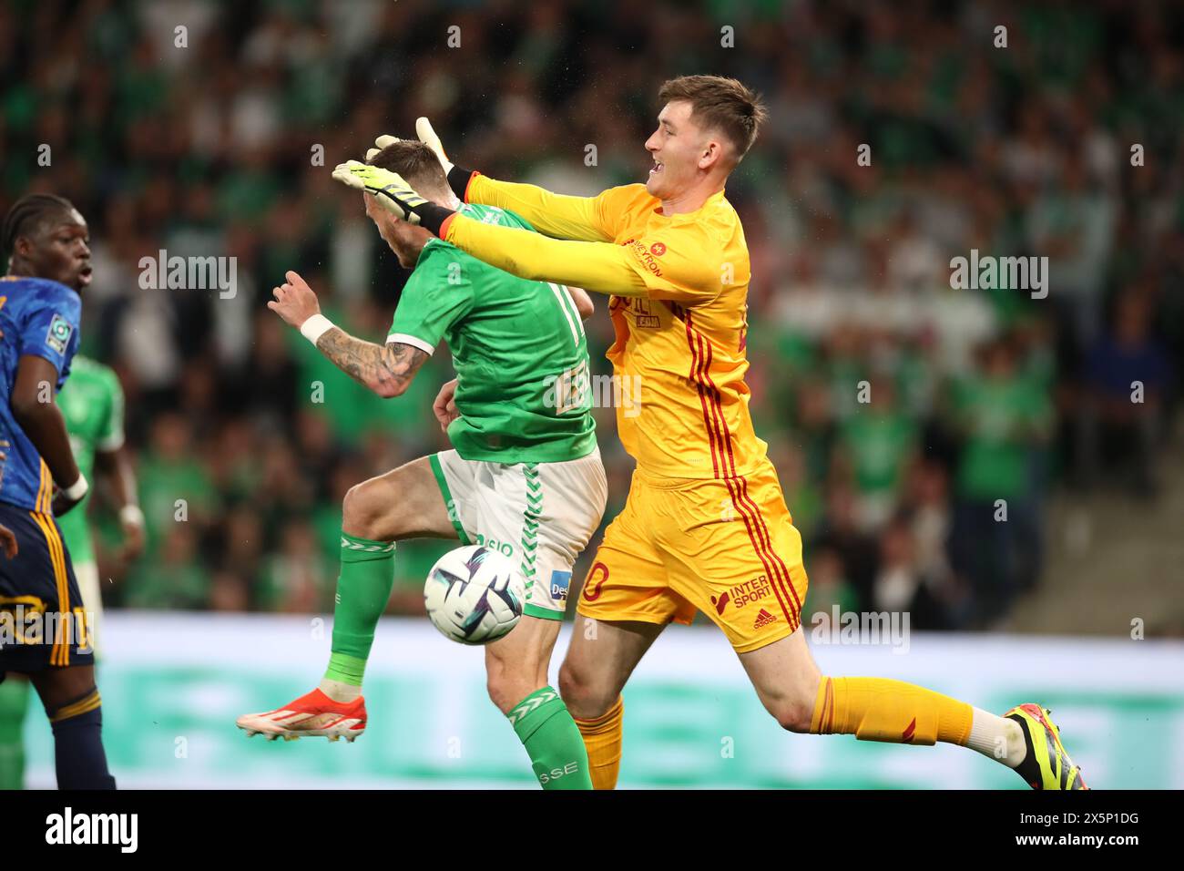 Stade Geoffroy Guichard, Saint-Etienne, France. 10 mai 2024. Football français de Ligue 2, COMME Saint-Etienne contre Rodez ; Irvin Cardona défie le gardien de but de Rodez Ewen Jaouen pour le ballon croisé crédit : action plus Sports/Alamy Live News Banque D'Images