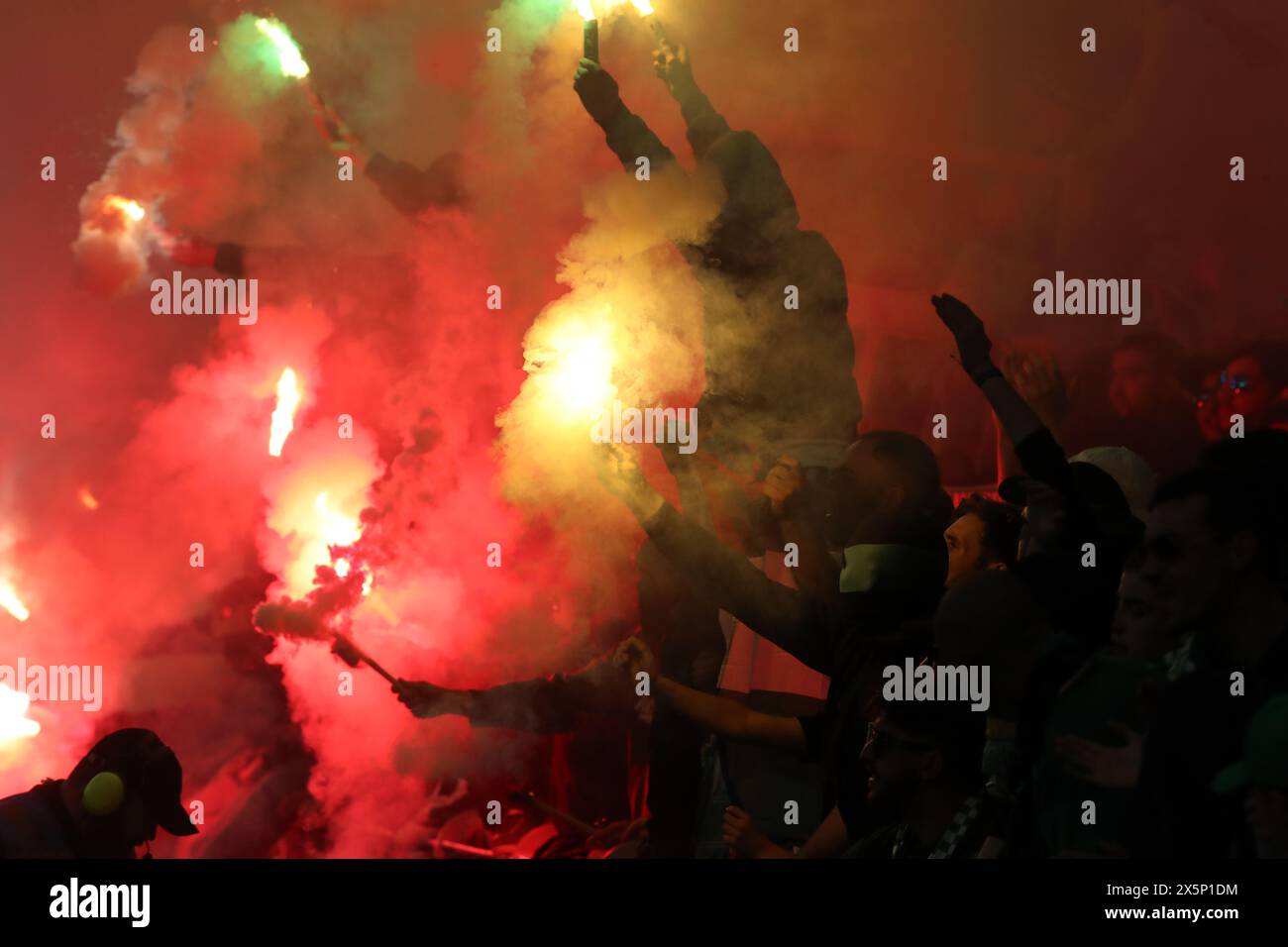 Stade Geoffroy Guichard, Saint-Etienne, France. 10 mai 2024. Football français de Ligue 2, COMME Saint-Etienne contre Rodez ; fans de Saint-Etienne avec Flares crédit : action plus Sports/Alamy Live News Banque D'Images