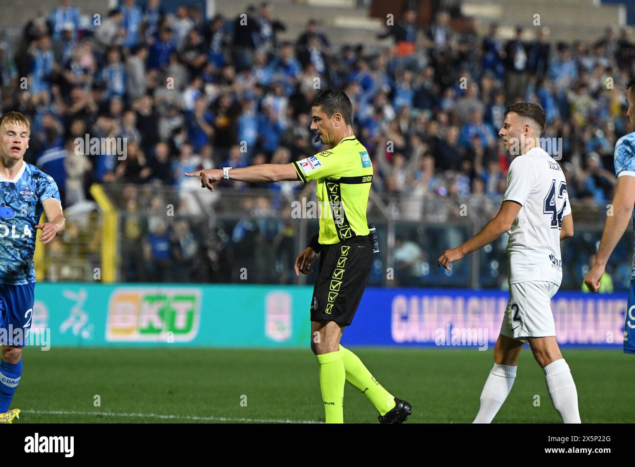 L'arbitre Gianluca Manganiello a vu le match de football Serie B BKT entre Calcio Como et Cosenza Calcio le 10 mai 2024 au stade Giuseppe Senigallia de Côme, en Italie. Photo Tiziano Ballabio crédit : Tiziano Ballabio/Alamy Live News Banque D'Images