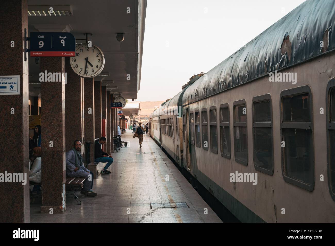 Le train endormi Watania des chemins de fer égyptiens à la gare d'Assouan, prêt pour son voyage de nuit en train au Caire Banque D'Images