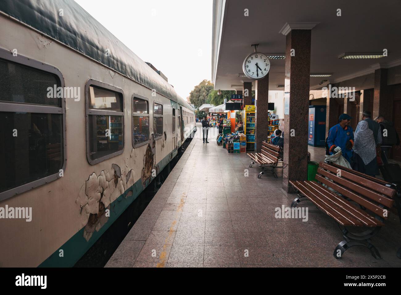 Le train endormi Watania des chemins de fer égyptiens à la gare d'Assouan, prêt pour son voyage de nuit en train au Caire Banque D'Images