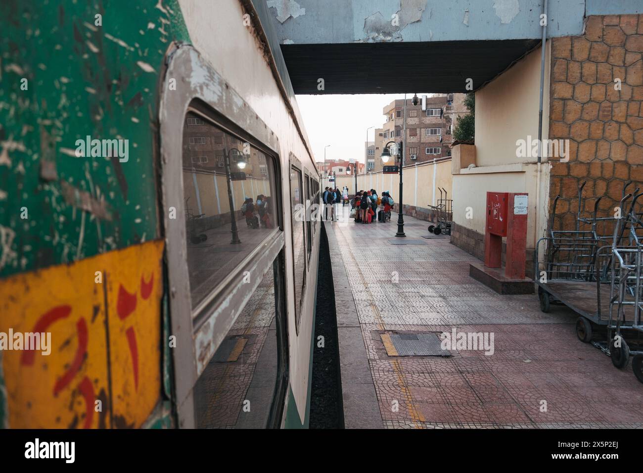 Le train endormi Watania des chemins de fer égyptiens à la gare d'Assouan, prêt pour son voyage de nuit en train au Caire Banque D'Images