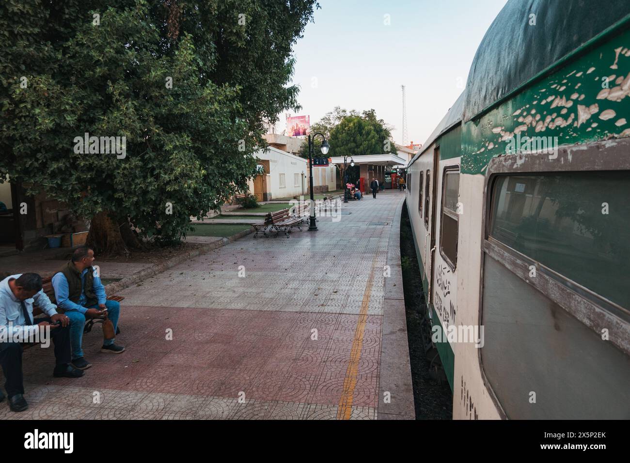 Le train endormi Watania des chemins de fer égyptiens à la gare d'Assouan, prêt pour son voyage de nuit en train au Caire Banque D'Images