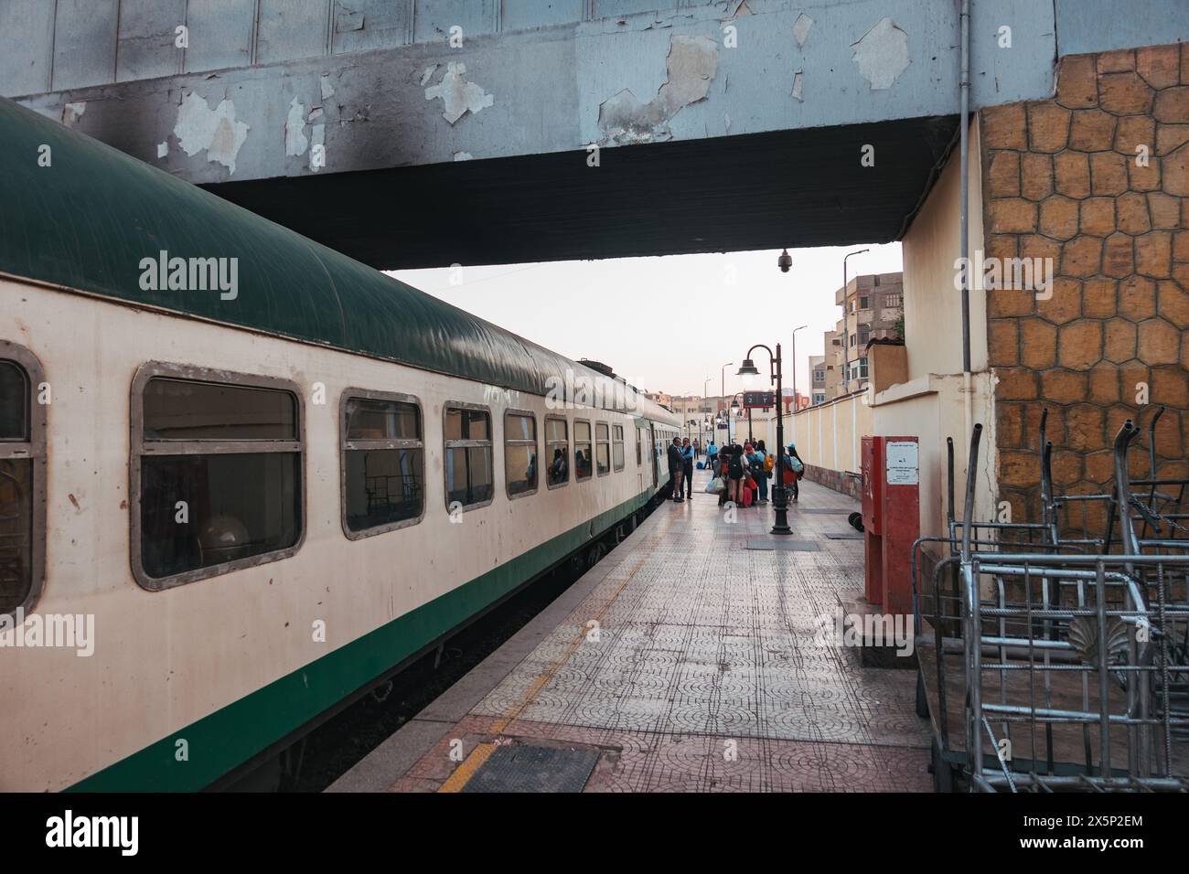 Le train endormi Watania des chemins de fer égyptiens à la gare d'Assouan, prêt pour son voyage de nuit en train au Caire Banque D'Images