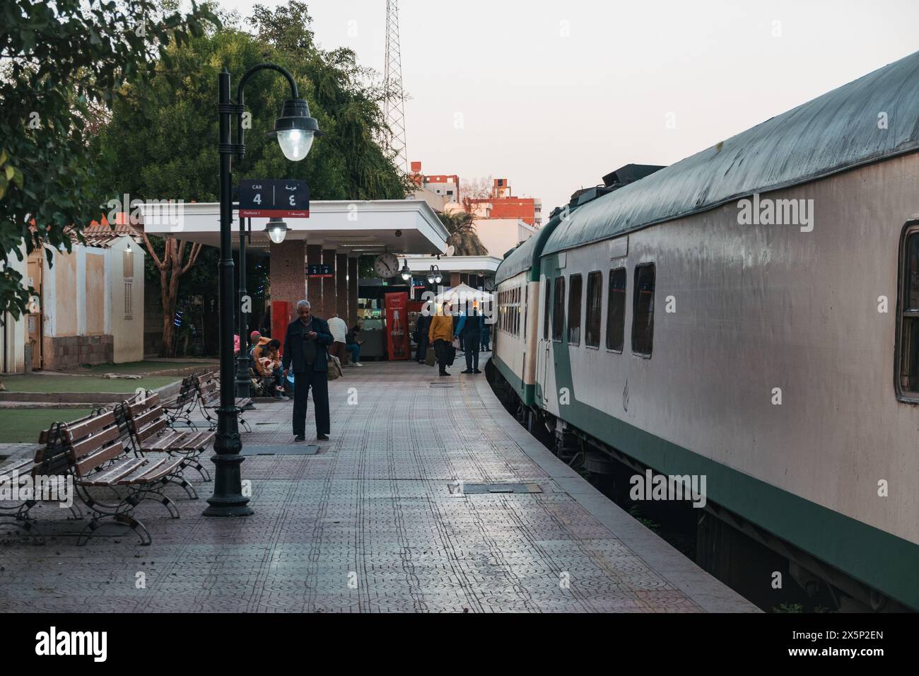 Le train endormi Watania des chemins de fer égyptiens à la gare d'Assouan, prêt pour son voyage de nuit en train au Caire Banque D'Images