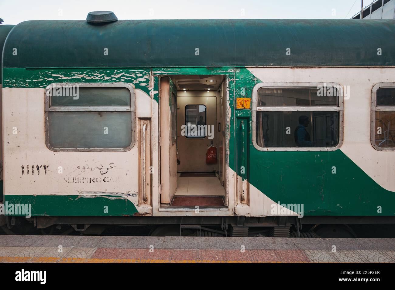 Le train endormi Watania des chemins de fer égyptiens à la gare d'Assouan, prêt pour son voyage de nuit en train au Caire Banque D'Images