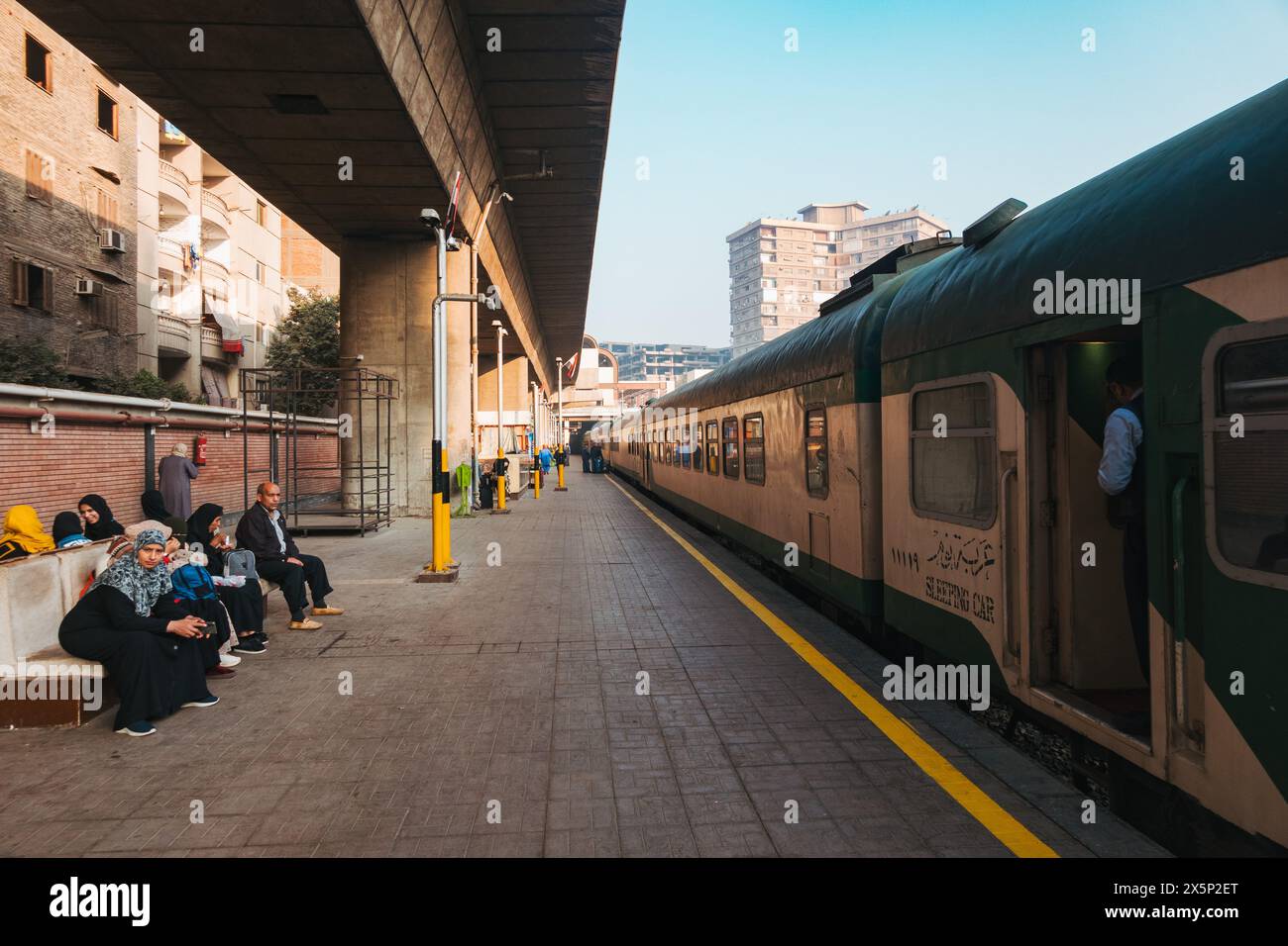 Le train endormi Watania des chemins de fer égyptiens arrive à la gare d'El Giza, au Caire Banque D'Images