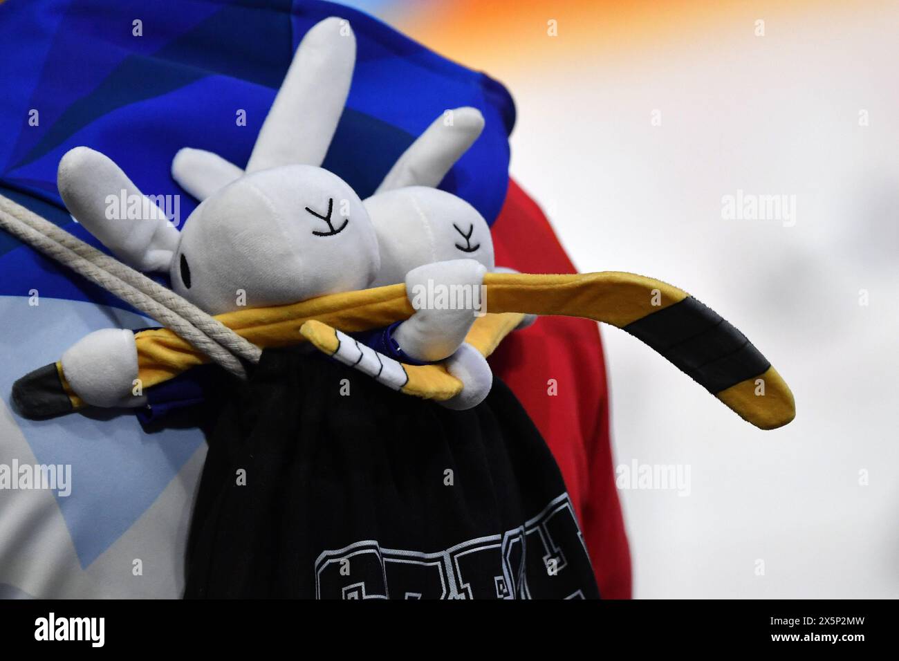 Le 10 mai 2024, Prague, République tchèque : la mascotte officielle de cette année, ainsi que celle du Championnat mondial de hockey sur glace 2015 de l'IIHF, représentent des lapins de dessins animés nationaux ''héros'' vêtus d'équipement de hockey complet. Bob et Bobek sont les personnages principaux de la populaire bande dessinée tchèque histoires au coucher sur deux lapins qui vivent dans un chapeau de sorcier. La série est apparue pour la première fois à la télévision tchécoslovaque en 1979. Son auteur est le célèbre artiste tchèque, illustrateur, dessinateur et réalisateur de films d'animation Vladimir Jiranek. (Crédit image : © Slavek Ruta/ZUMA Press Wire) USAGE ÉDITORIAL SEULEMENT! Non destiné au commerce U Banque D'Images