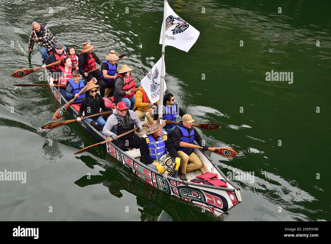 Juneau, Alaska, États-Unis. 5 mai 2024. Commandant, région de la Marine Nord-Ouest L'amiral arrière Mark Sucato (assis à l'avant droit) se joint aux autochtones de l'Alaska lors de la pagaie tribale traditionnelle en canot de la One People Canoe Society et de la cérémonie d'accueil pour lancer le Festival maritime annuel de Juneau. Les marins affectés au destroyer de missiles guidés de classe Arleigh Burke William P. Lawrence (DDG 110) et à Navy Band Northwest participent à une visite portuaire prévue dans la capitale de l'Alaska. (Image de crédit : © Gretchen Albrecht/U.S. Navy/ZUMA Press Wire) USAGE ÉDITORIAL UNIQUEMENT ! Non destiné à UN USAGE commercial ! Banque D'Images