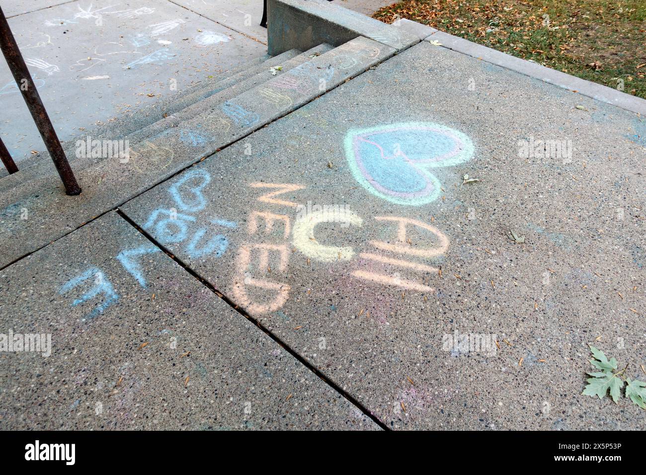 QChalk art message sur le trottoir 'All You Need is Love' St Paul Minnesota MN USA Banque D'Images
