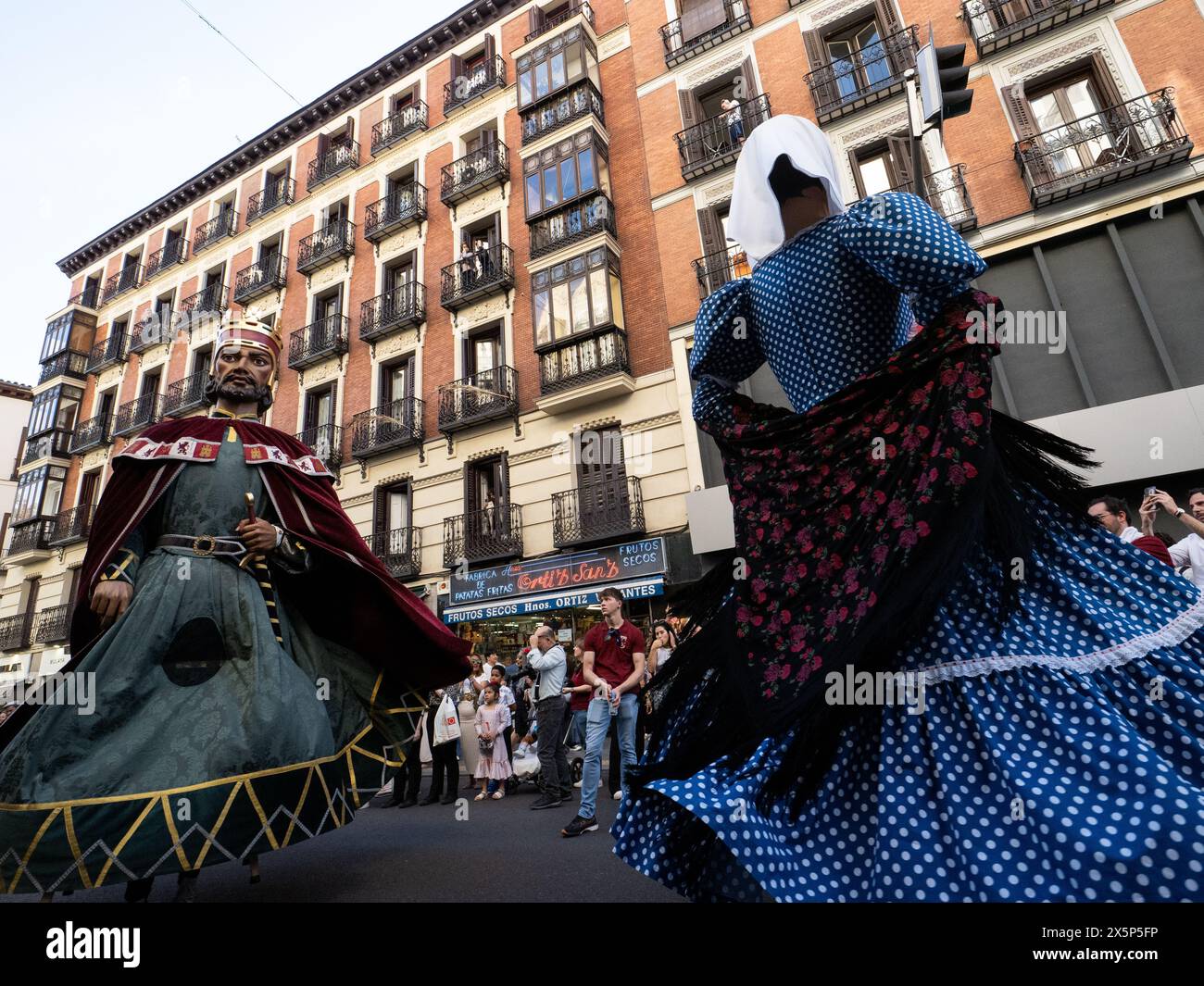 Madrid, Espagne. 10 mai 2024. Les géants processionnels 'Alfonso VI' et 'la Chulapa' dansent dans la rue Tolède à Madrid. Le défilé des «Gigantes y Cabezudos» (géants processionnels) à Madrid marque le début des festivités de San Isidro célébrant le saint patron de Madrid. © Valentin Sama-Rojo/Alamy Live News. Banque D'Images