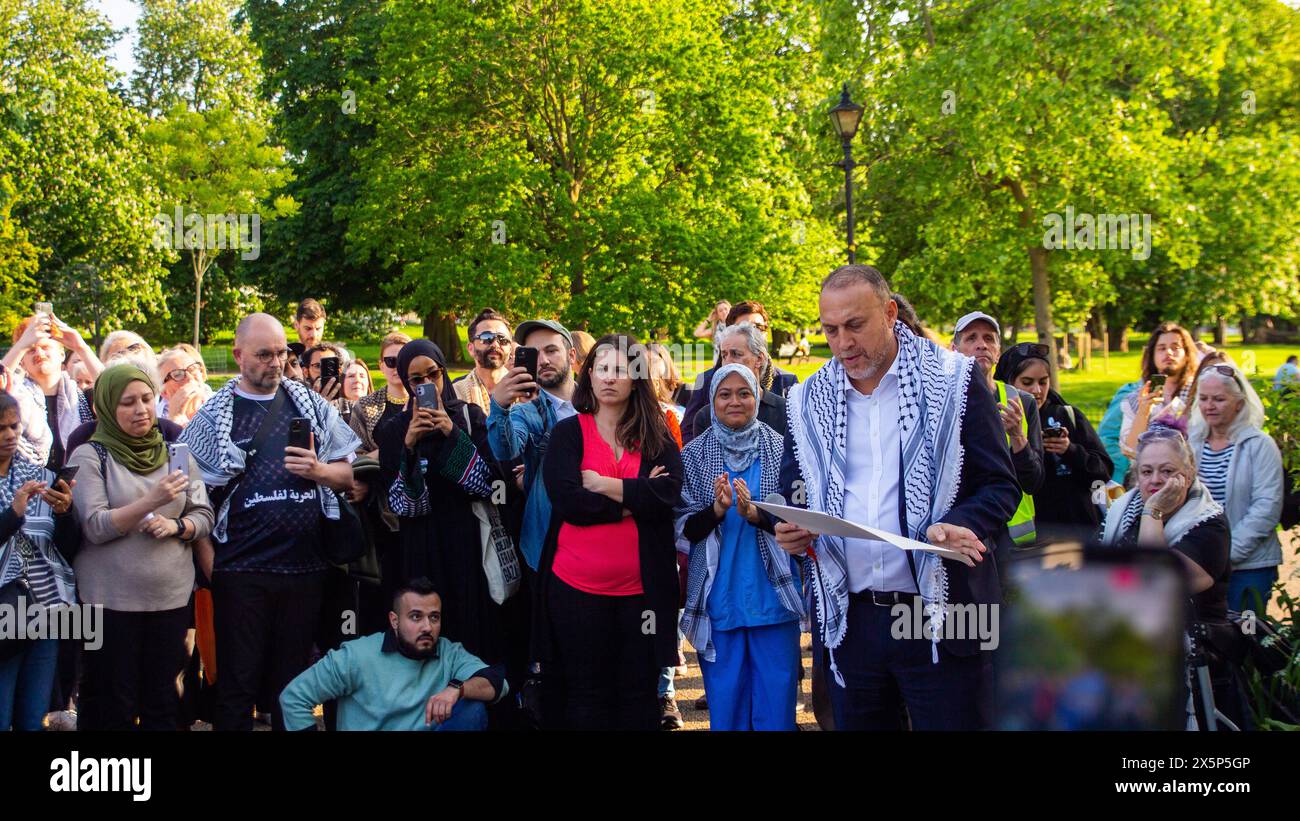 Dr Husam Zomlot Ambassadeur palestinien au Royaume-Uni participant à une Vigil pour le Dr Adnan al-Bursh qui a été tué en captivité israélienne. Banque D'Images