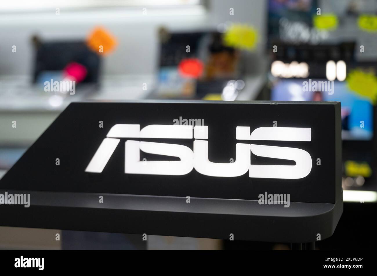Hong Kong, Chine. 08 mai 2024. Asus, multinationale taïwanaise de matériel informatique et téléphonique, logo est affiché dans un magasin à Hong Kong. (Photo de Sebastian Ng/SOPA images/SIPA USA) crédit : SIPA USA/Alamy Live News Banque D'Images