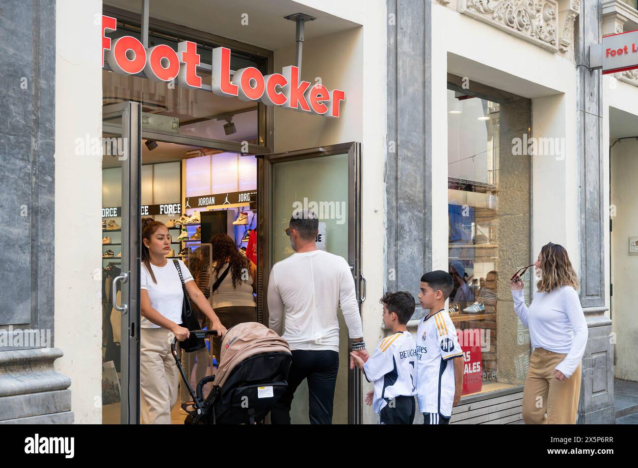 Les clients entrent dans le magasin Foot Locker, détaillant multinational américain de vêtements de sport et de chaussures en Espagne. Banque D'Images