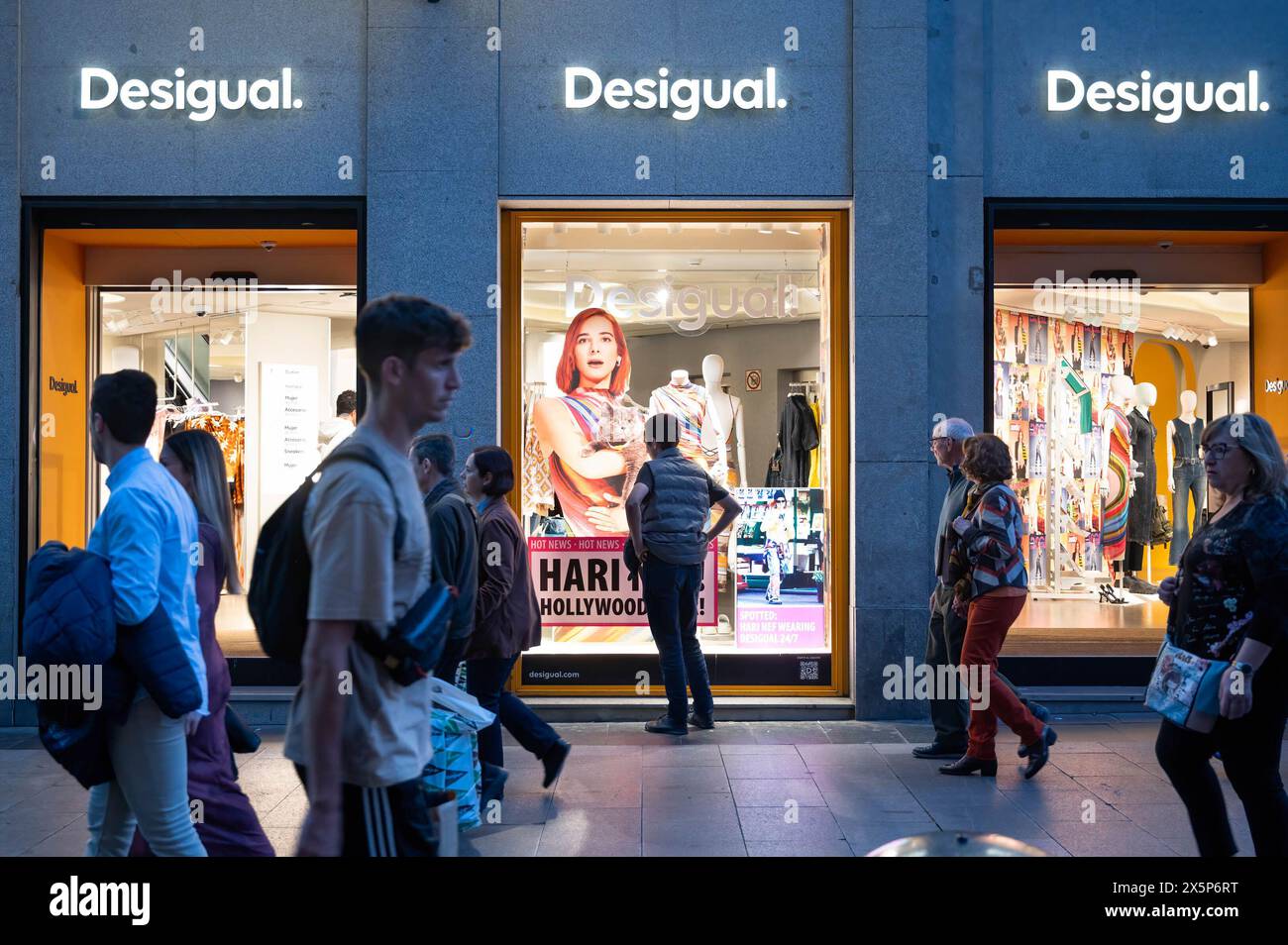 Des piétons marchent devant la marque espagnole de vêtements Desigual magasin en Espagne. Banque D'Images