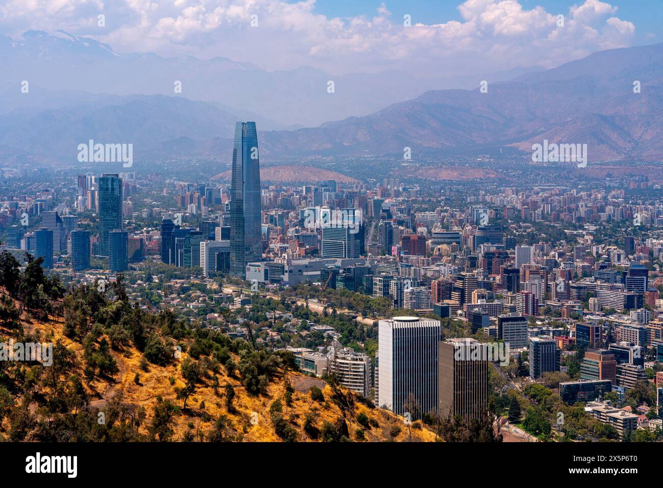 Vue du Costanera Center et de Santiago Skyline, Santiago, Chili. Banque D'Images