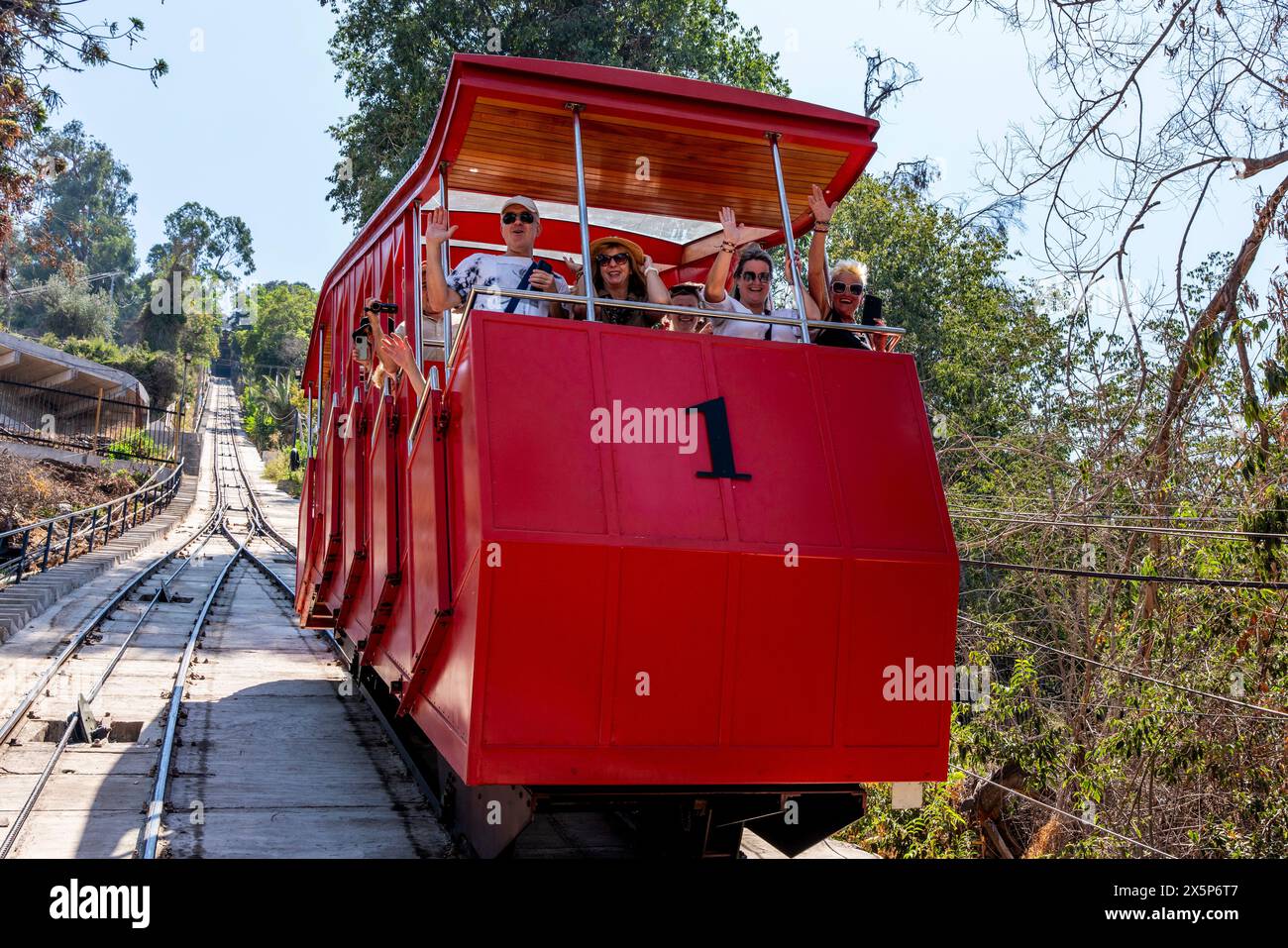 Les touristes prennent le funiculaire du sommet du Cerro San Cristobal, Santiago, Chili, Banque D'Images