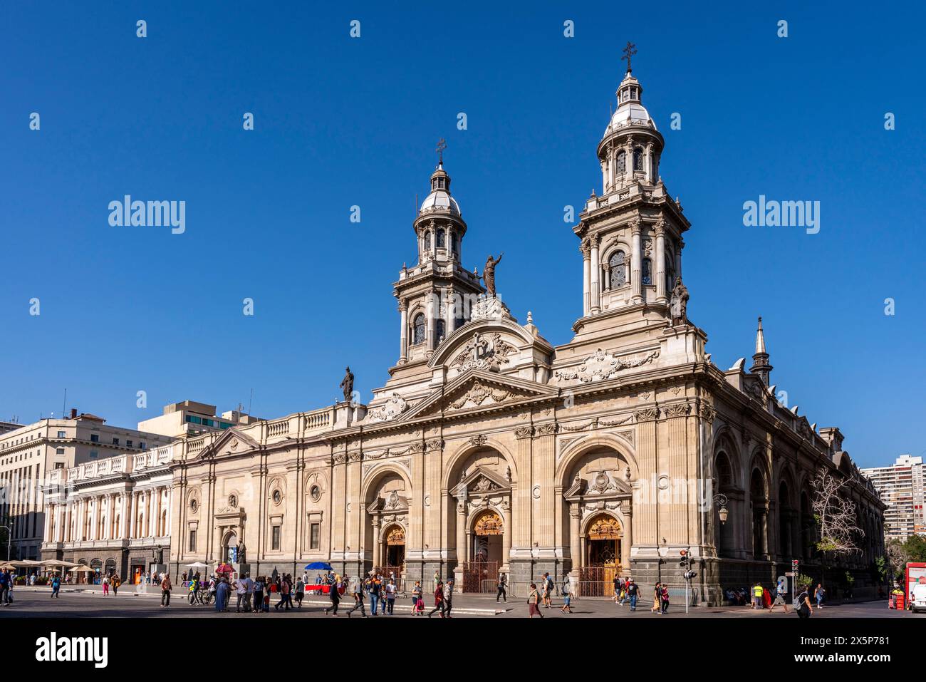 L'extérieur de la cathédrale métropolitaine de Santiago, Plaza de Armas, Santiago, Chili. Banque D'Images