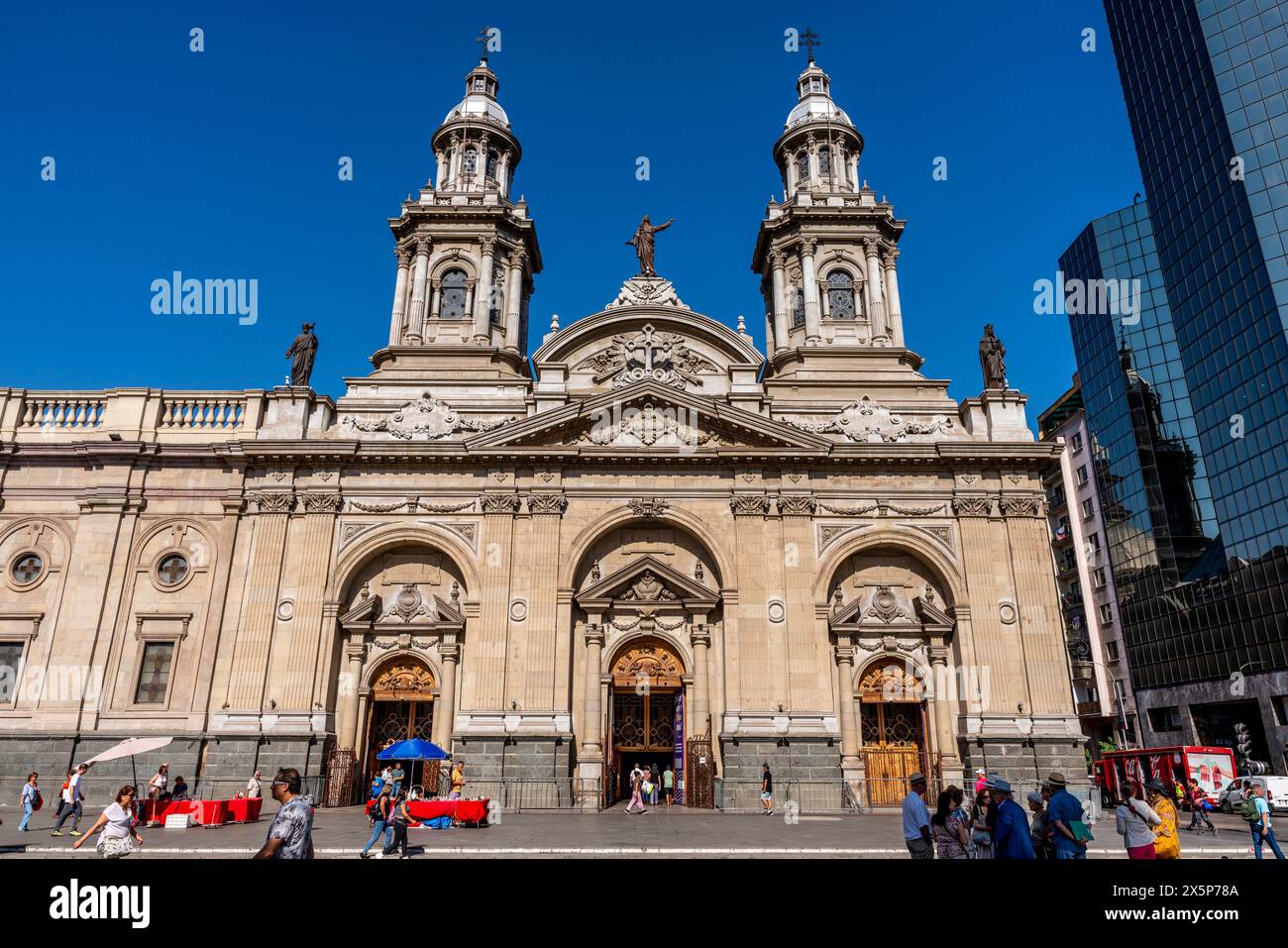 L'extérieur de la cathédrale métropolitaine de Santiago, Plaza de Armas, Santiago, Chili. Banque D'Images