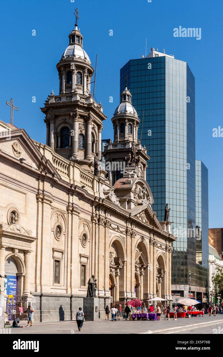 L'extérieur de la cathédrale métropolitaine de Santiago, Plaza de Armas, Santiago, Chili. Banque D'Images