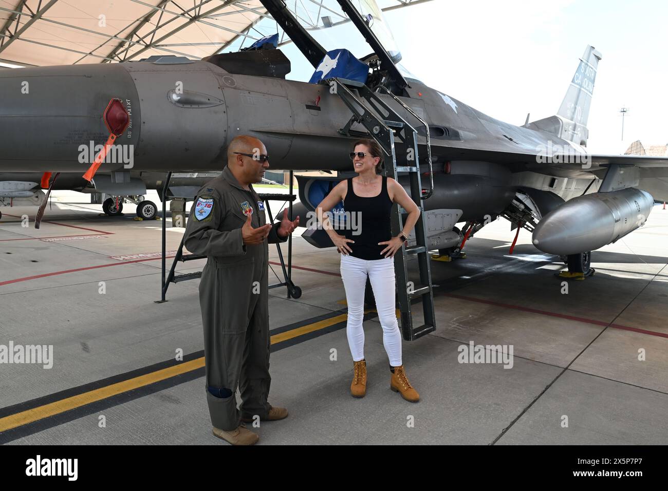 Eastover, États-Unis. 19 août 2021. Le repaire américain Nancy Mace, à droite, est informé lors d'une visite de la ligne de vol avec Col. Akshai Gandhi, commandant de la 169e escadre de chasse, à la base de la Garde nationale conjointe McEntire, le 19 août 2021, à Eastover, Caroline du Sud. Crédit : SMSgt. Edward Snyder/U. S Air Force/Alamy Live News Banque D'Images