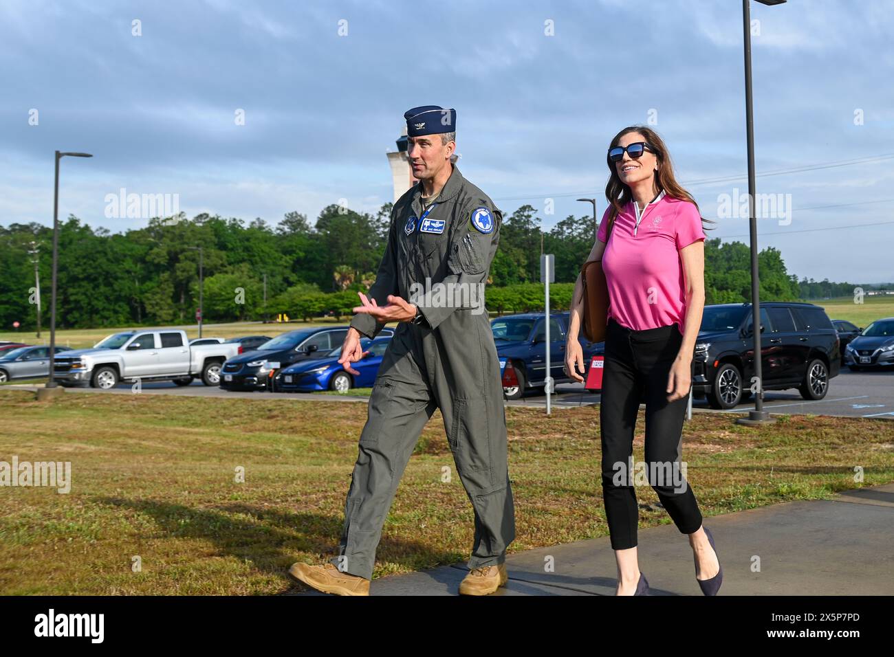 Eastover, États-Unis. 05 mai 2024. U.S. Rep. Nancy Mace, à droite, lors d'une visite de la base de la Garde nationale conjointe McEntire, le 5 mai 2024, à Eastover, Caroline du Sud. Crédit : SSGT. Mackenzie Bacalzo/U. S Air Force/Alamy Live News Banque D'Images