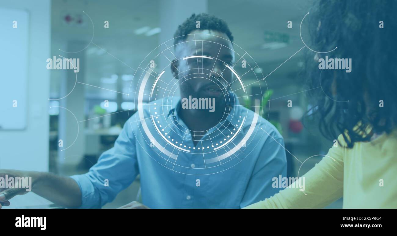 Un analyste masculin noir conseille un manager féminin biracial Banque D'Images