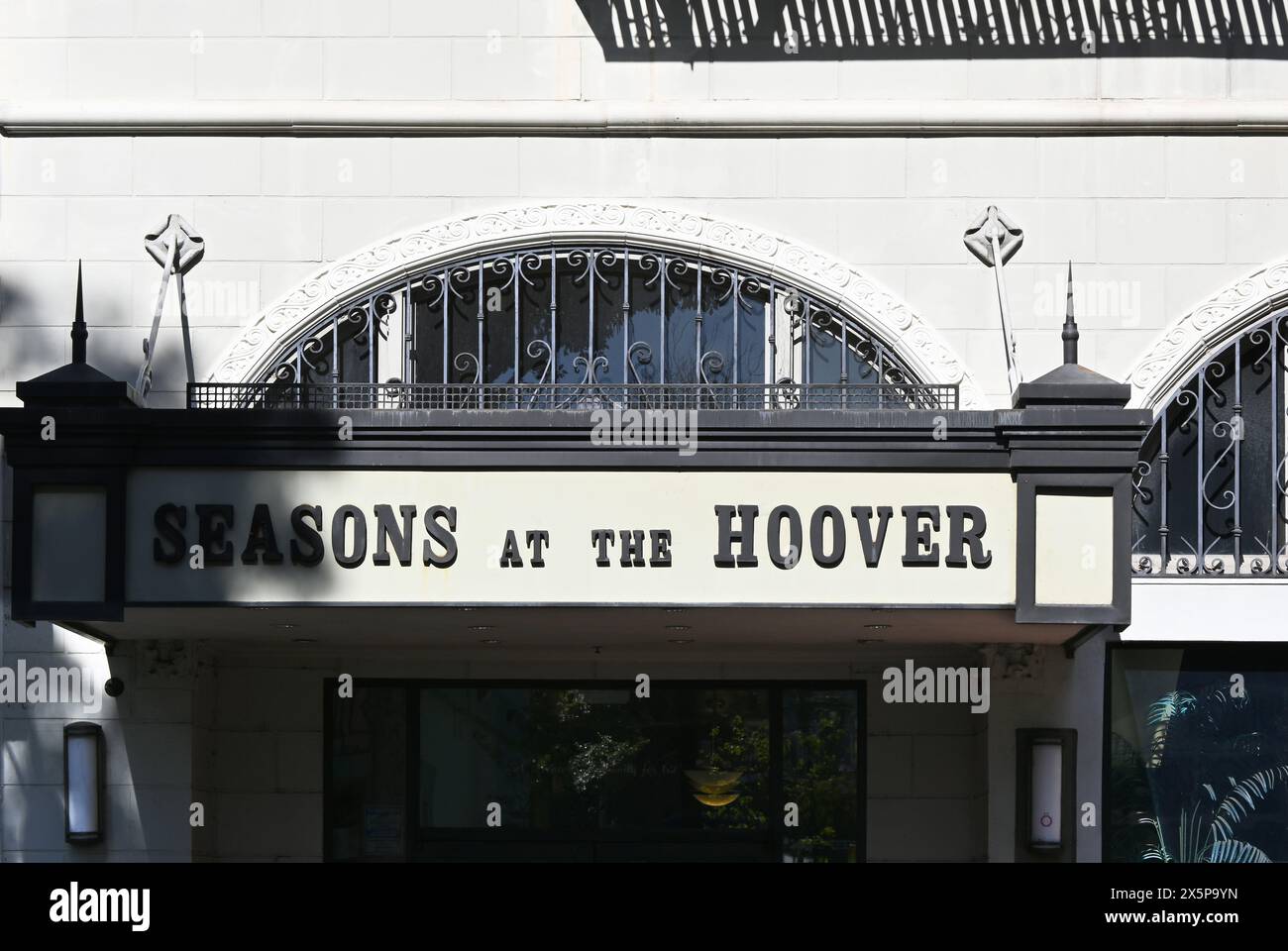 WHITTIER, CALIFORNIE - 28 APR 2024 : gros plan des saisons au panneau Hoover sur Greenleaf Avenue dans le quartier Uptown Whittier. Banque D'Images