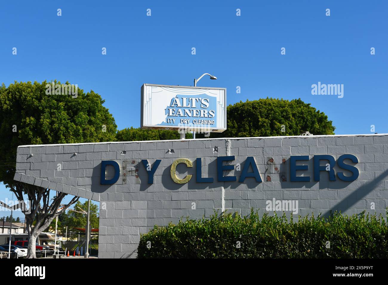 WHITTIER, CALIFORNIE - 28 APR 2024 : panneau Walts Dry Cleaners, sur Greenleaf Avenue dans le quartier Uptown Whittier. Banque D'Images