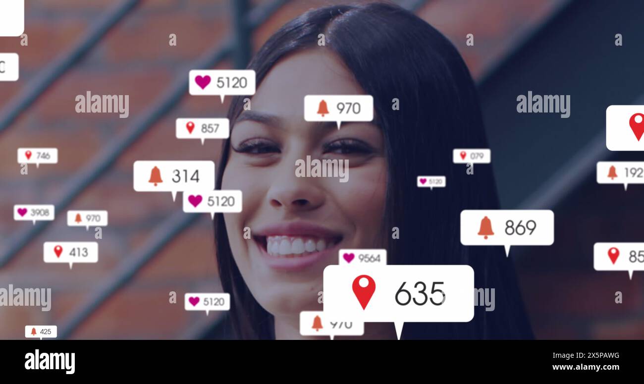 Image de numéros changeants, icônes dans les barres de notification, portrait de femme biraciale souriante Banque D'Images